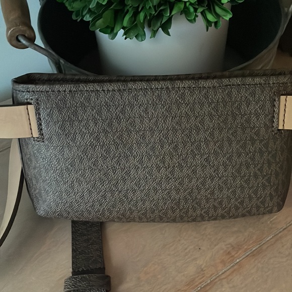 🎀MICHAEL KORS SIGNATURE BELT BAG/FANNY PACK NWT🎀 - Picture 2 of 3